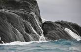 A água do mar escorre de rochedo em Cape Lookout, em Elephant Island, na Antártida